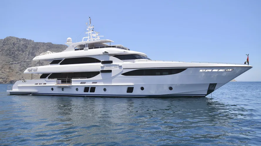 dubai-star-yacht-exterior