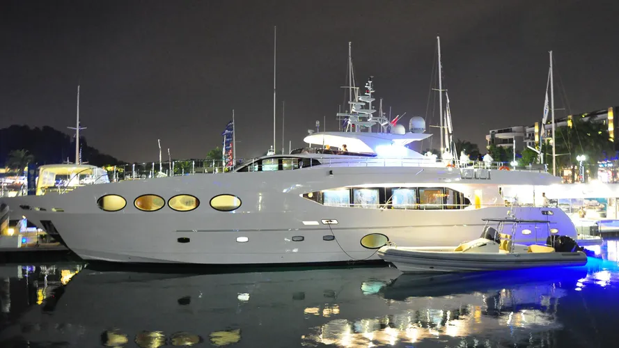 mykonos-yacht-exterior