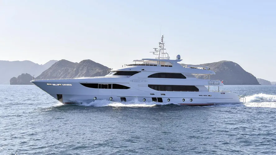 jewel motoryacht gulf craft majesty 135 41m 2015 profile sistership
