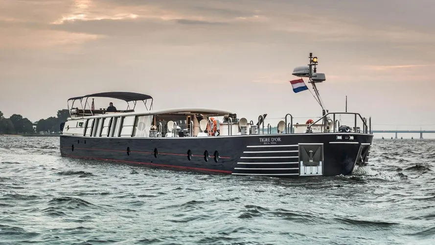 savvy tigre dor barge yacht hakvoort 30m 2004 half profile