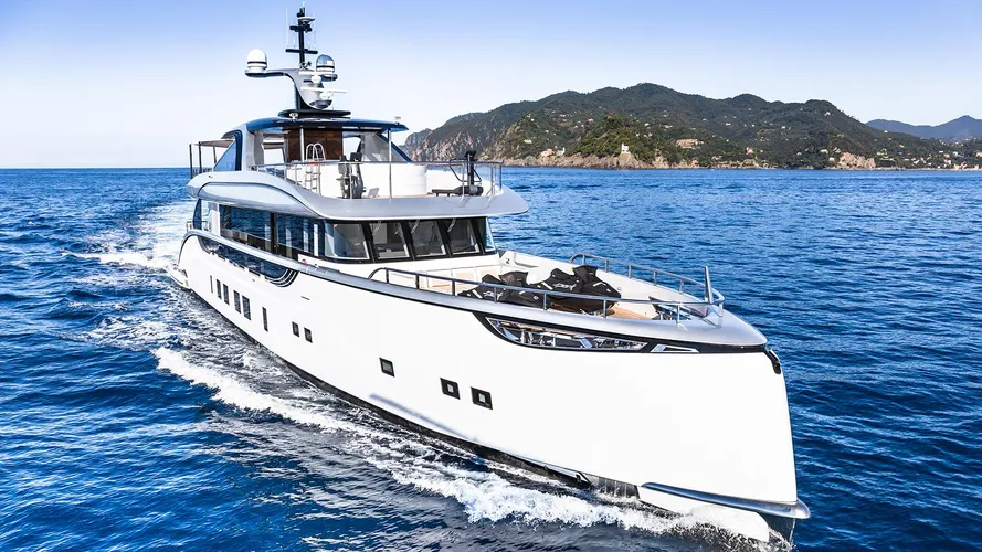 jetsetter motoryacht dynamiq yachts 39m 2016 bow