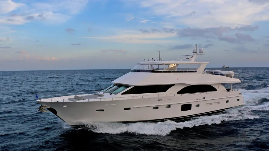freedom motoryacht hargrave custom 95 29m 2016 half profile