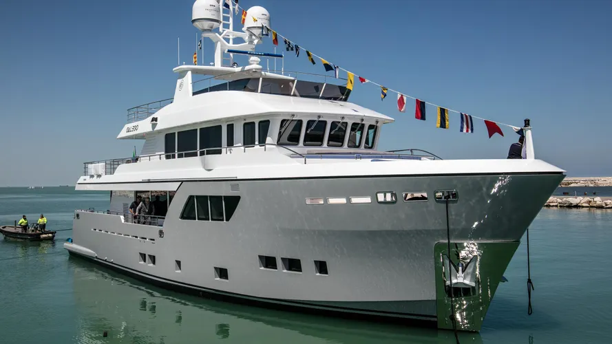 galego darwin 102 motoryacht cantiere delle marche 2017 31m launch half profile
