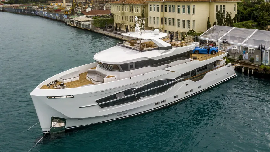 marla numarine 32xp motoryacht numarine 32m 2017 launch half profile
