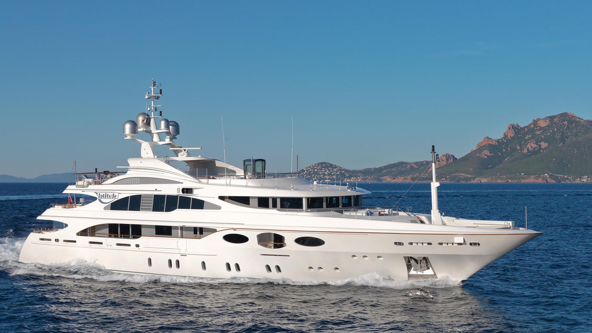 LATITUDE yacht for charter (Benetti, 52m, 2008)