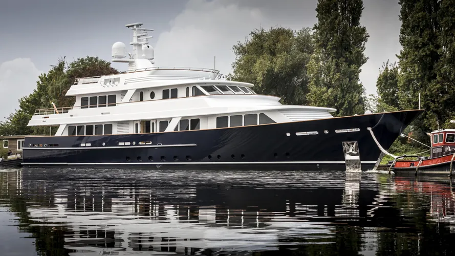 valoria b femke hull 697 motoryacht feadship 47m 2017 launch half profile