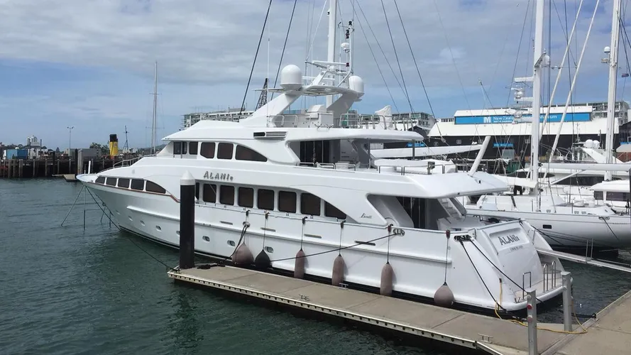 alani ii motoryacht benetti 35m 2002 half stern