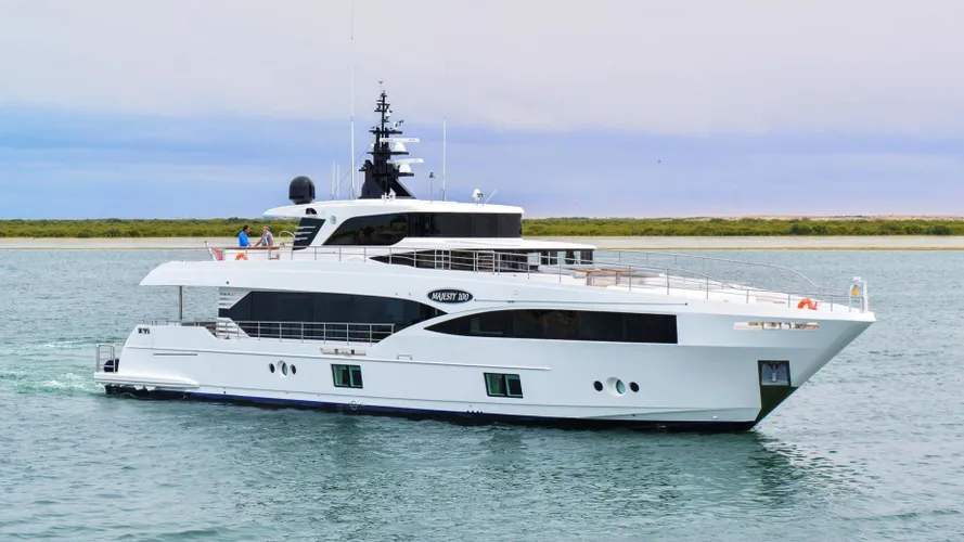 oneworld motoryacht gulf craft majesty100 31m 2018 half profile