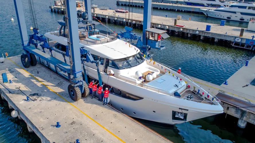 navetta 33 hull 4 motoryacht ferretti custom line 33m 2018 launch