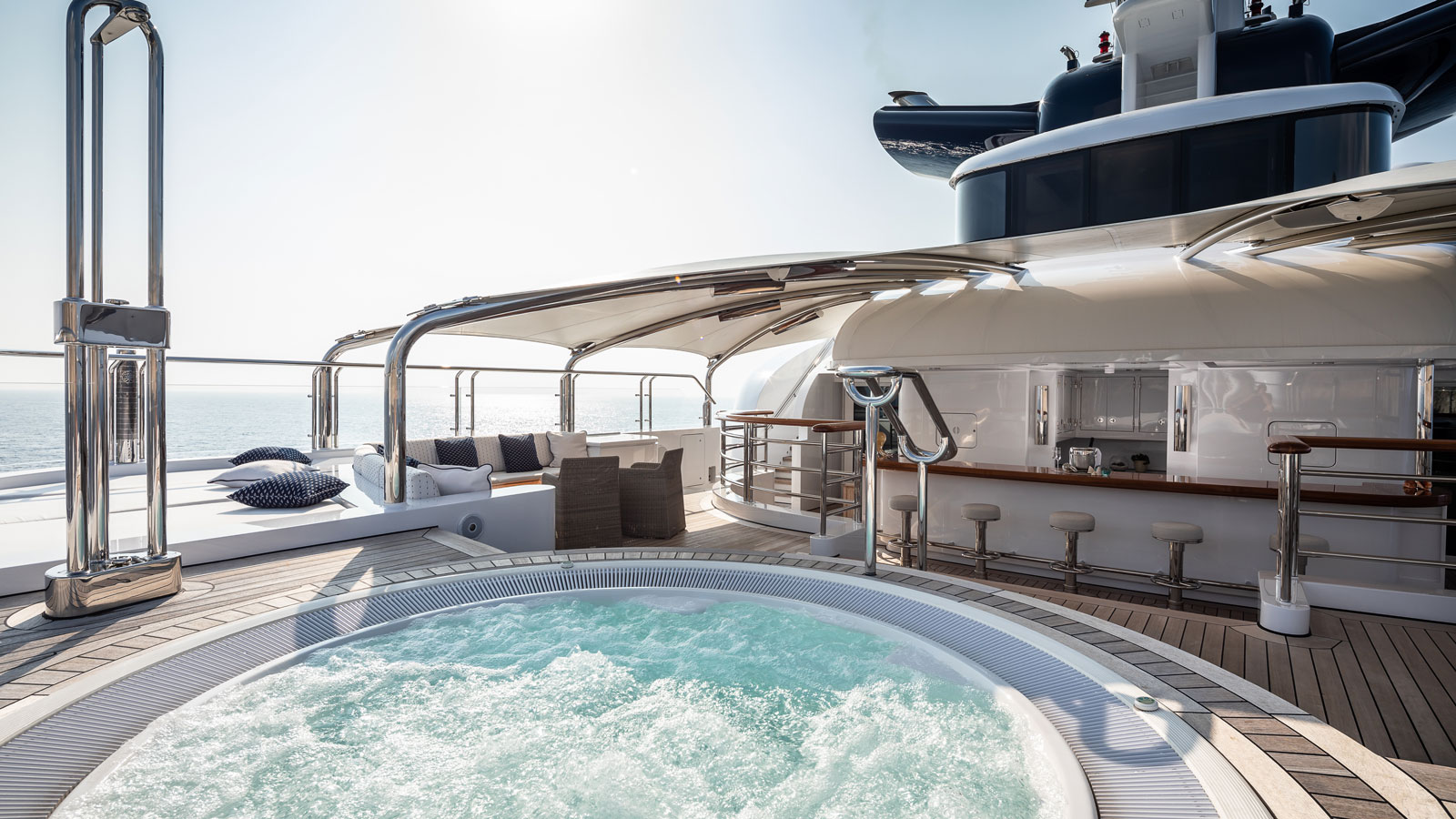 jacuzzi on board octopus superyacht