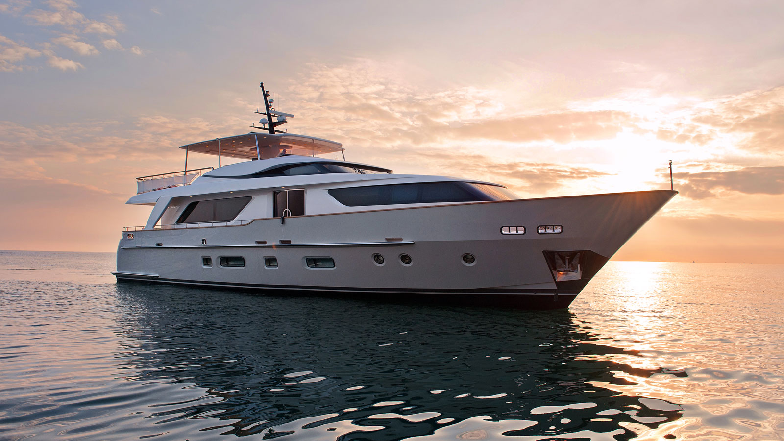 28m Sanlorenzo SD92 motor yacht Victorius VII sold