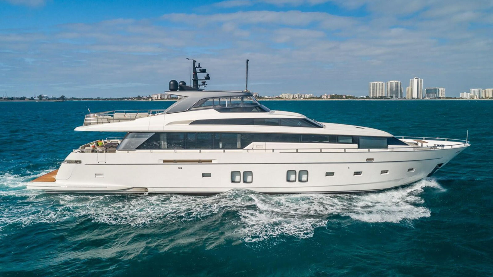 32m Sanlorenzo SL106 motor yacht Xwave sold