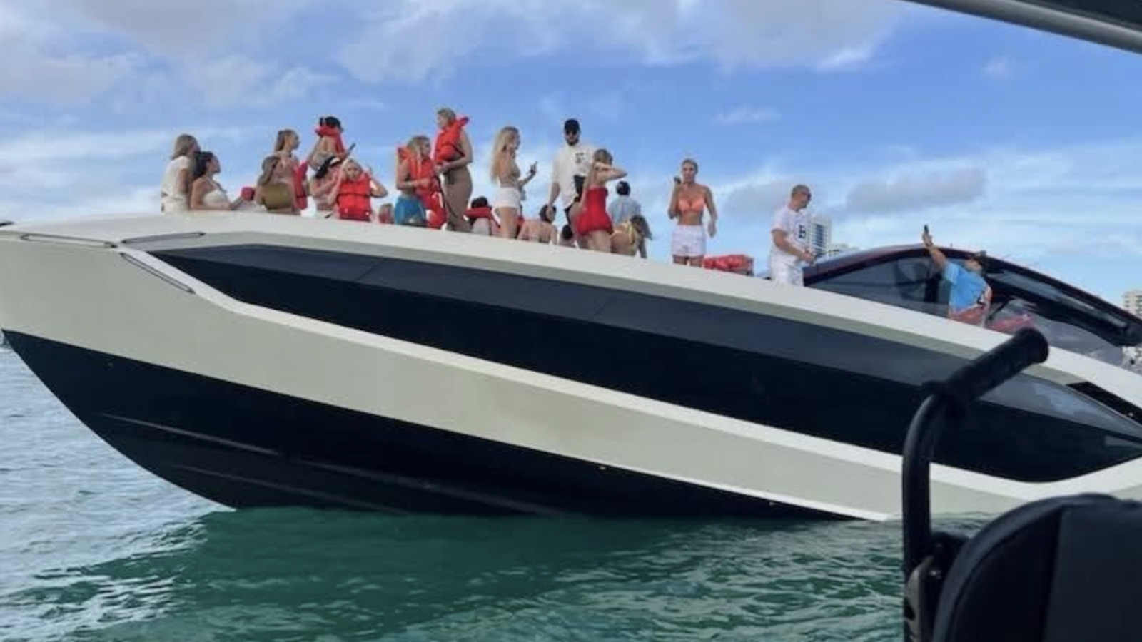 Video: Tecnomar Lamborghini 63 sport yacht refloated following