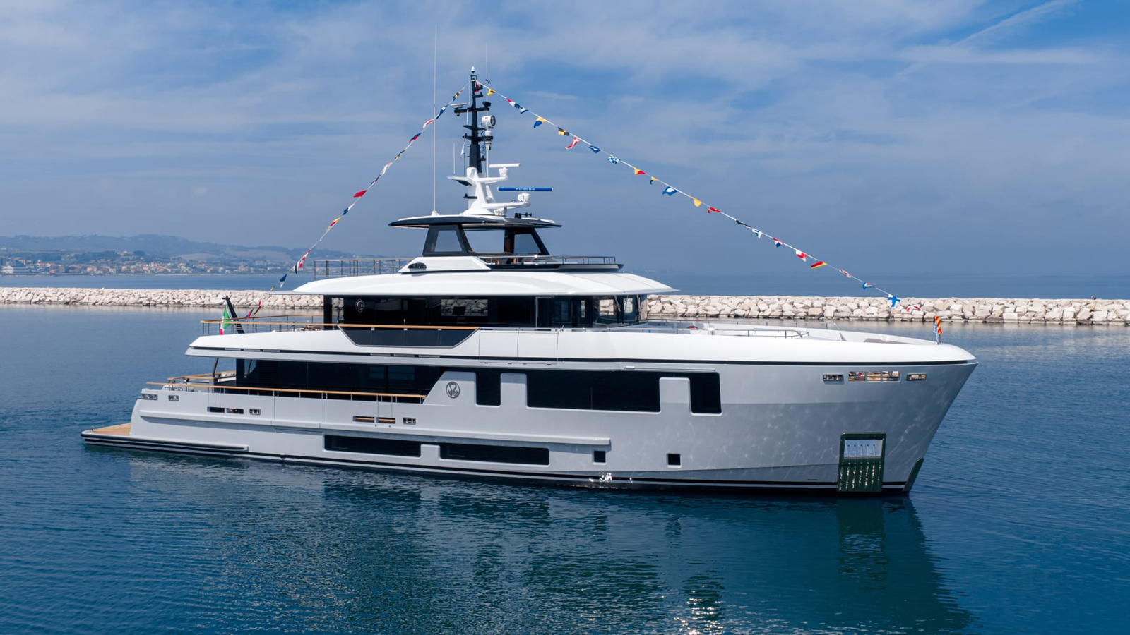 トップス 2026 1st SPOT DESCENDANT CACHALOT SS CdM delivers first Deep Blue 115 yacht Octopus to American owners