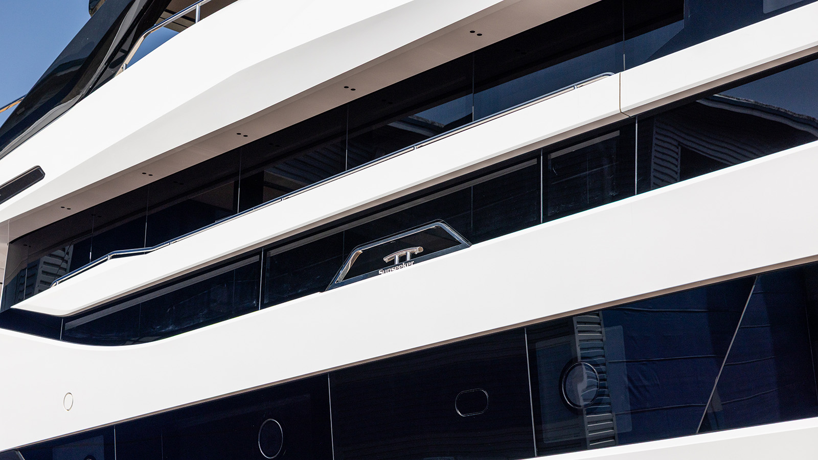 Sunseeker Manhattan 94 interior saloon and dining area